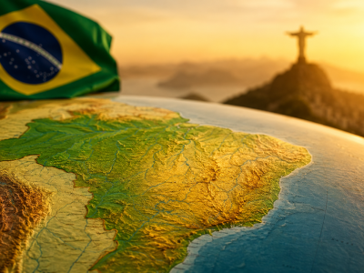 Mapa de Brasil con la bandera brasileña representando el idioma portugués hablado en el país