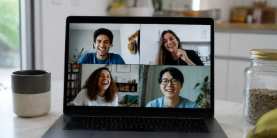 Grupo de estudiantes participando en un club de conversación en inglés en línea