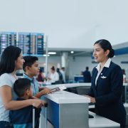 Inglés para aviación en El Salvador: los puestos del hub