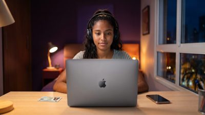 Estudiante presentando el Duolingo English Test en su computadora desde casa