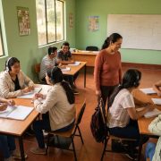 Jóvenes guatemaltecos en un aula estudian con becas de inglés del Probefi