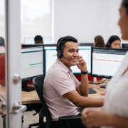 Agente bilingüe con diadema trabajando en un call center en Nicaragua
