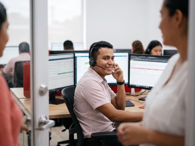 Agente bilingüe con diadema trabajando en un call center en Nicaragua