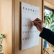 Calendario de pared con los días de la semana en japonés escritos en kanji del lunes al domingo