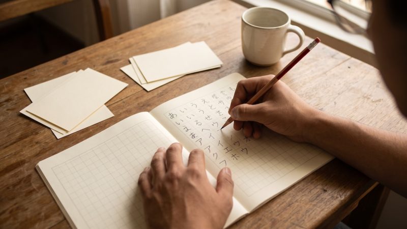 Cuaderno con tablas de hiragana y katakana escritas a mano por un estudiante