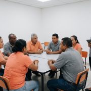 Grupo pequeño de adultos practicando inglés conversacional en una clase en Costa Rica
