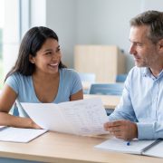 Estudiante adulta revisa su resultado de nivel B1 de inglés junto a su profesor