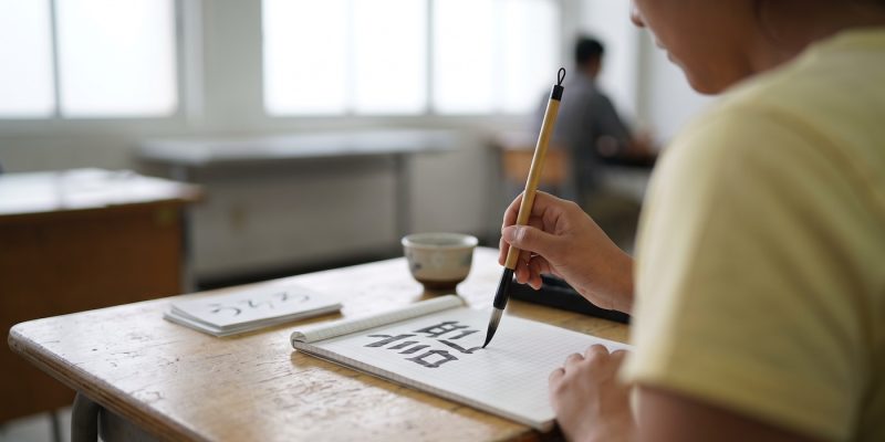 Cuaderno con los números en japonés escritos en kanji del uno al diez